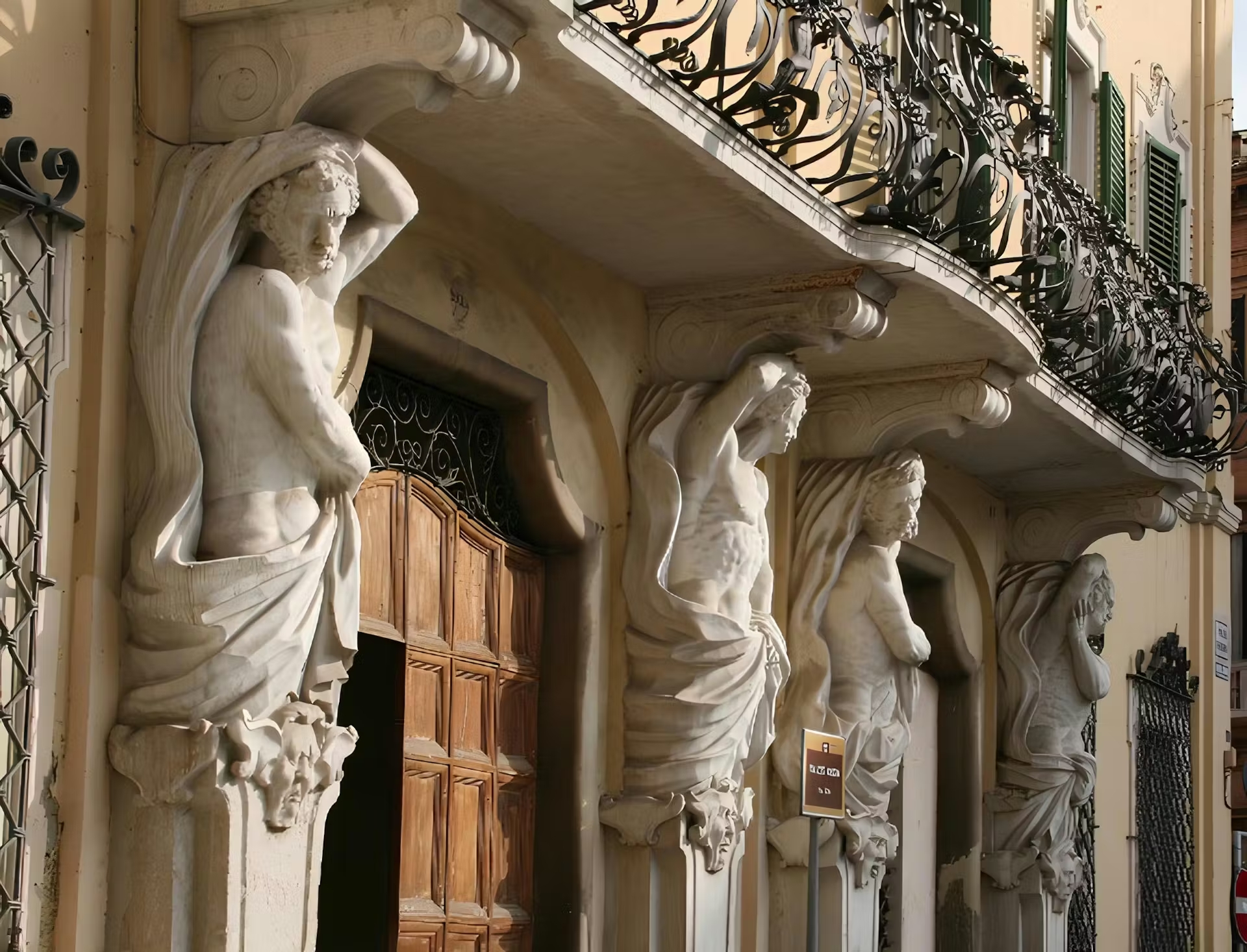 L'ingresso di Palazzo Baldeschi Balleani L'ingresso di Palazzo Baldeschi Balleani