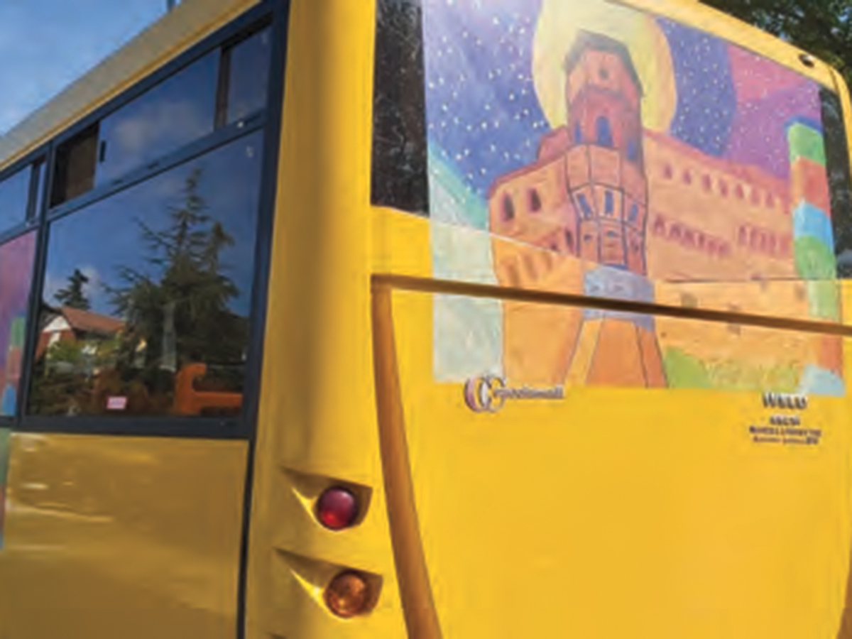 Uno scuolabus in servizio