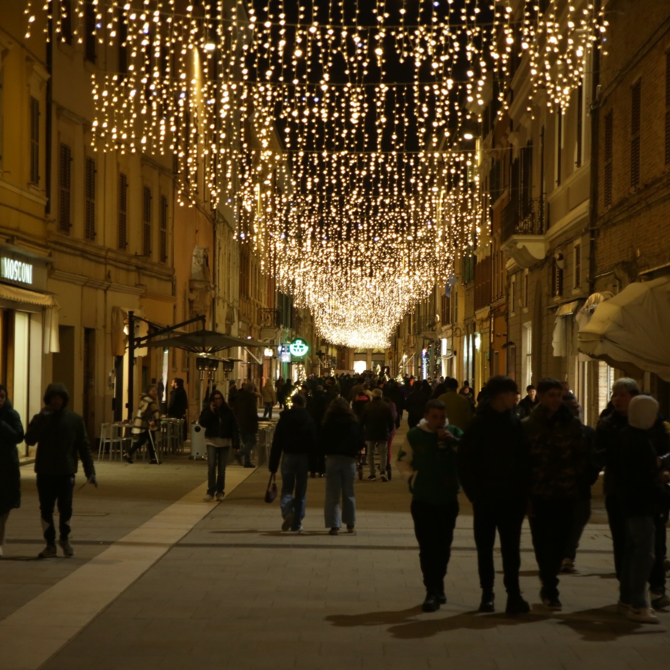 Il corso illuminato con le luci natalizie Il corso illuminato con le luci natalizie